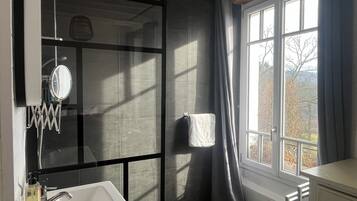 Bañera, artículos de higiene personal ecológicos y secador de pelo