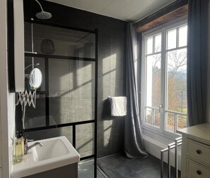 Badewanne, umweltfreundliche Kosmetikartikel, Haartrockner, Handtücher