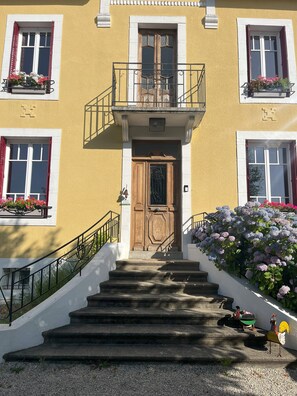 Exterior detail - Superb 4 Bedroom House, sleeping up to 6 Adults and 4 Children, fully equipped. (ST PIERRE DE FRUGIE)