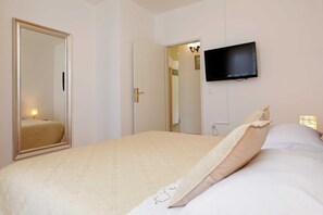 Căn hộ (Three Bedroom Apartment with Balcony ) | 3 phòng ngủ 