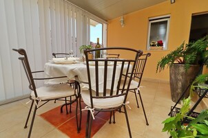 公寓 (Three Bedroom Apartment with Balcony ) | 阳台