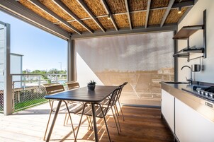 Ropa de cama de alta calidad y caja de seguridad en la habitación