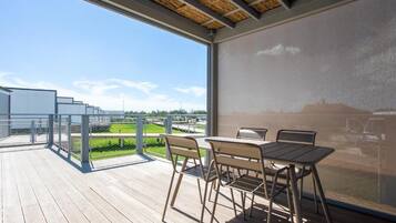 Lodge Crazy | Balcony