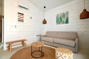 Ropa de cama de alta calidad y caja de seguridad en la habitación