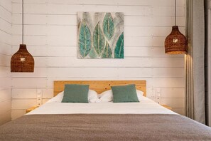 Premium bedding, in-room safe, desk, blackout curtains - Lodges de Camargue (Port-Saint-Louis-du-Rhone)