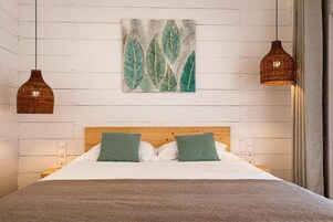 Ropa de cama de alta calidad y caja de seguridad en la habitación