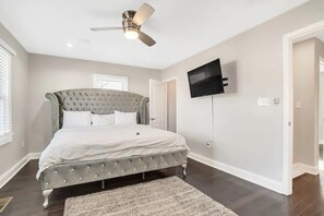 4 عدّة غرف نوم وخزنة داخل الغرفة ومكواة/لوح كي وواي فاي