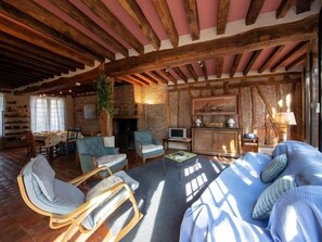 TV, fireplace - Cozy City Cottage with Garden, Fireplace & Ping-Pong near Bellegarde Château (Bellegarde)