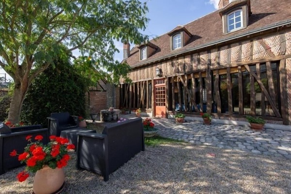 Gîte et sa cour à l'arrière