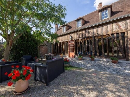 Gîte de charme avec cour et jardin, proche château, cheminée, ping-pong, draps inclus