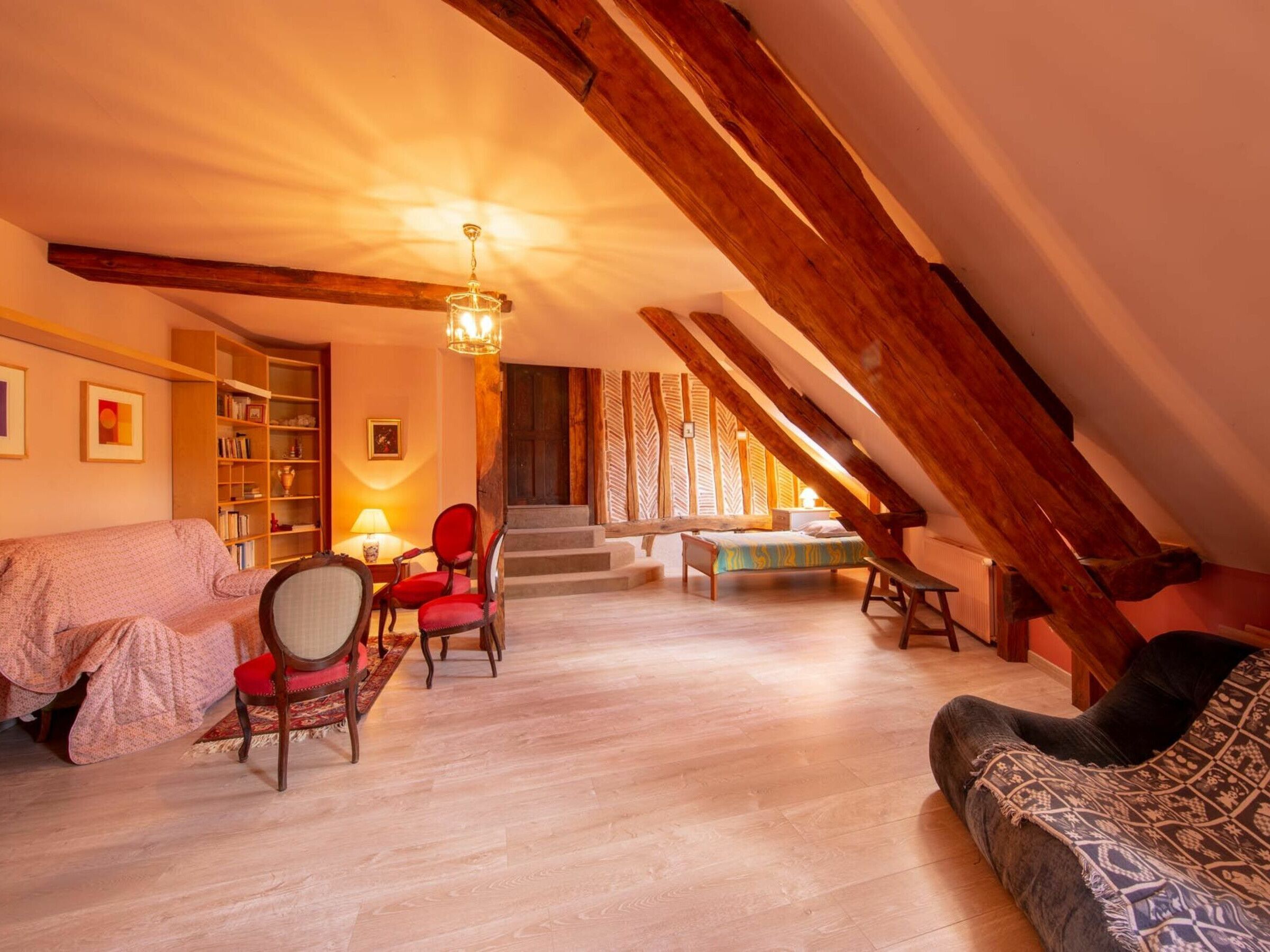 Télévision, cheminée, table de tennis de table