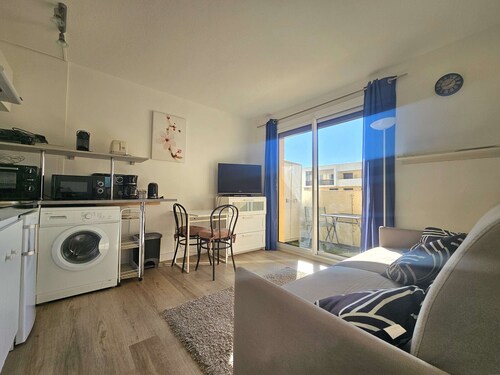 Bright Studio with Balcony, 2-Star Rating, South Facing in Balaruc-les-Bains