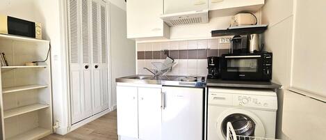 冷蔵庫、電子レンジ、オーブン、コンロ