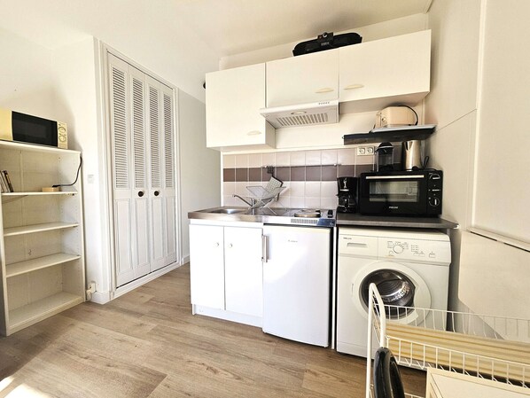 Réfrigérateur, micro-ondes, four, plaque de cuisson