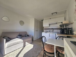 TV - Bright Studio with Balcony, 2-Star Rating, South Facing in Balaruc-les-Bains (Balaruc-les-Bains)