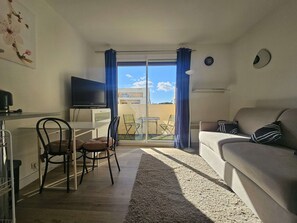 TV - Bright Studio with Balcony, 2-Star Rating, South Facing in Balaruc-les-Bains (Balaruc-les-Bains)