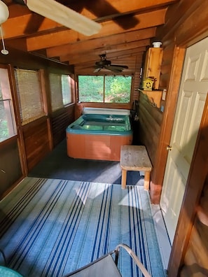 Interior - Acorn Cabin near Ash Cave (New Plymouth)