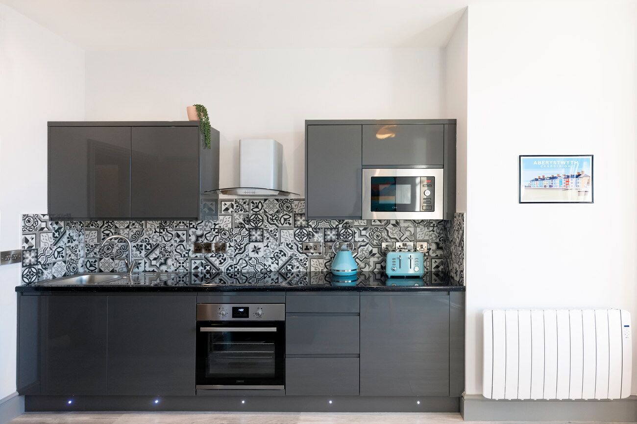 Fridge, oven, stovetop, electric kettle