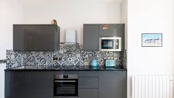 Fridge, oven, stovetop, electric kettle