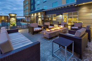 An outdoor seating area with wicker furniture and a fire feature. -  Fairfield by Marriott Inn & Suites Knoxville Airport Alcoa (Alcoa)