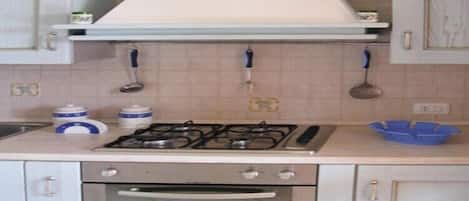 Geladeira, fogão, cooktop, cadeirão de bebê