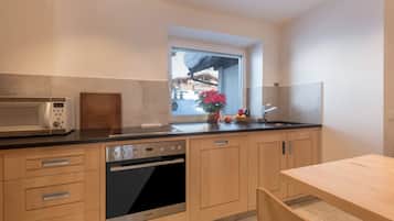 KĂŒhlschrank, Mikrowelle, Ofen, Herdplatte