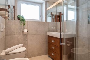 Douche, sèche-cheveux, serviettes fournies