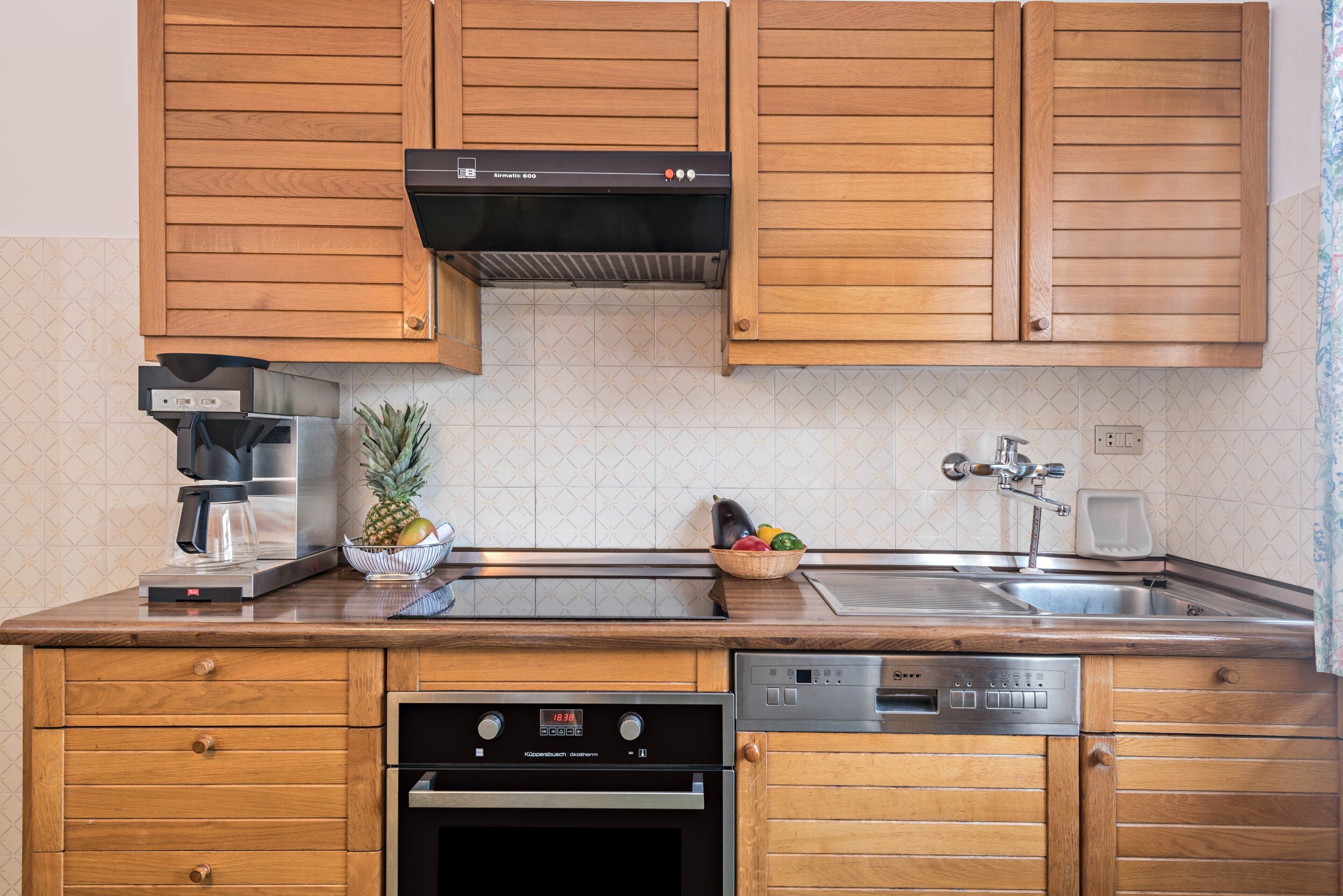 冷蔵庫、オーブン、コンロ、食器洗い機