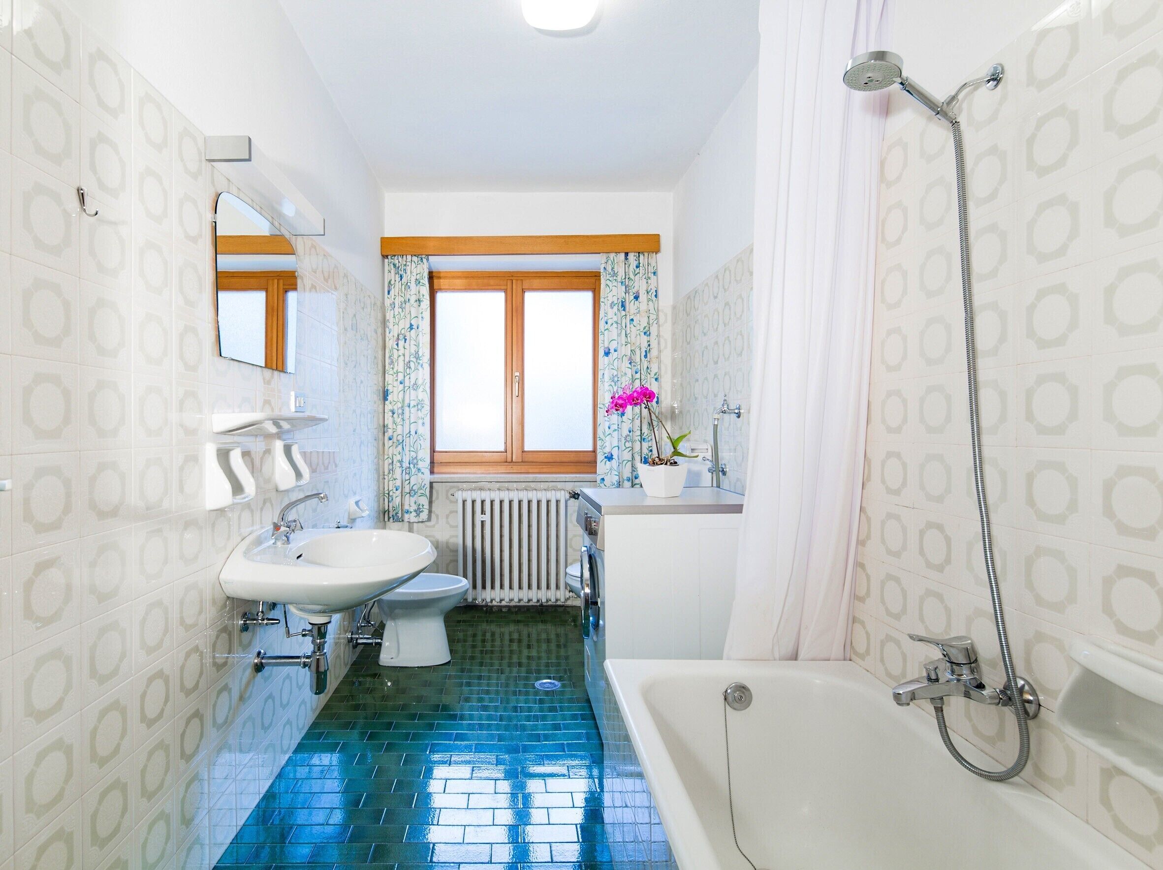 Badewanne, Haartrockner, Handtücher