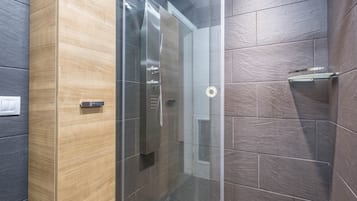 Ducha, secador de pelo y toallas