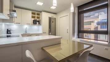 Frigorífico, microondas, horno y placa de cocina