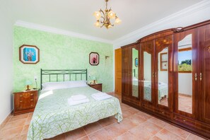 3 bedrooms, iron/ironing board, free WiFi, bed sheets