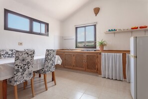 Frigorifero, microonde, piano cottura, macchina per tè/caffè