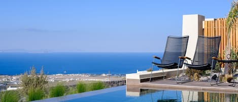 Executive Two Bedroom Suite with Private Heated Pool and Caldera View | 露台