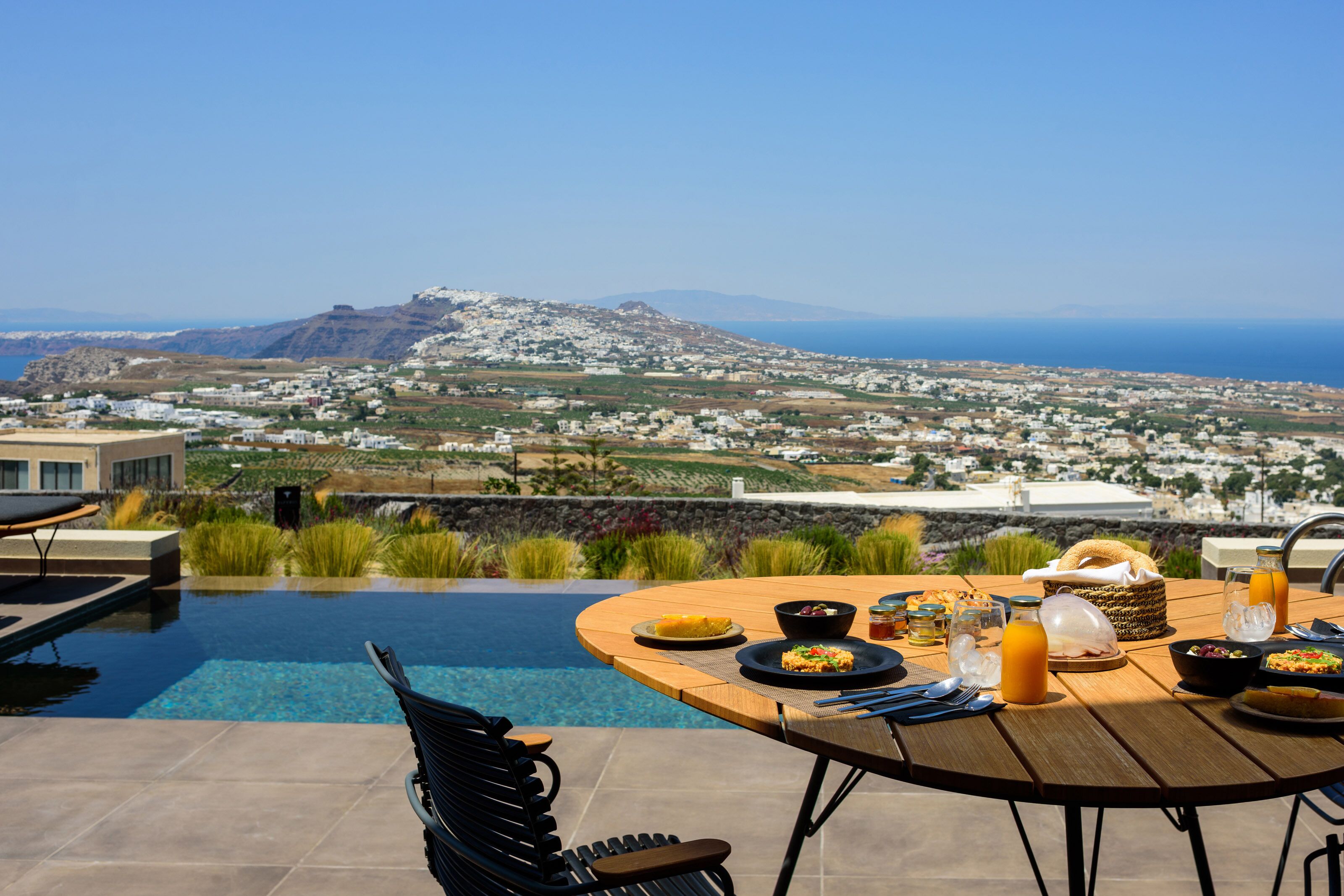 Deluxe Suite with Heated Pool and Caldera View | 房內用餐