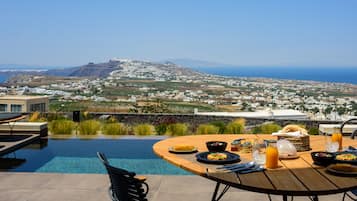 Exclusive Suite with Outdoor Private pool and Caldera View | In-room dining