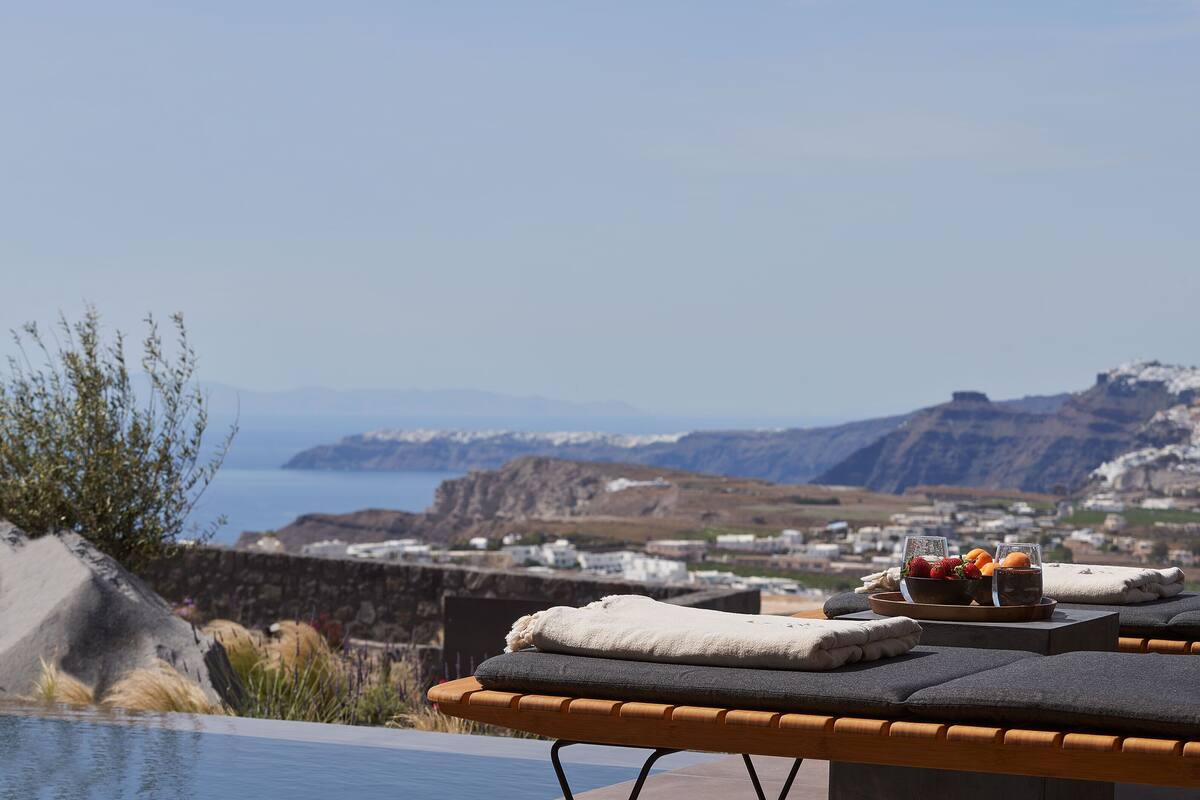 Deluxe Suite with Heated Pool and Caldera View | 객실에서 보이는 전망