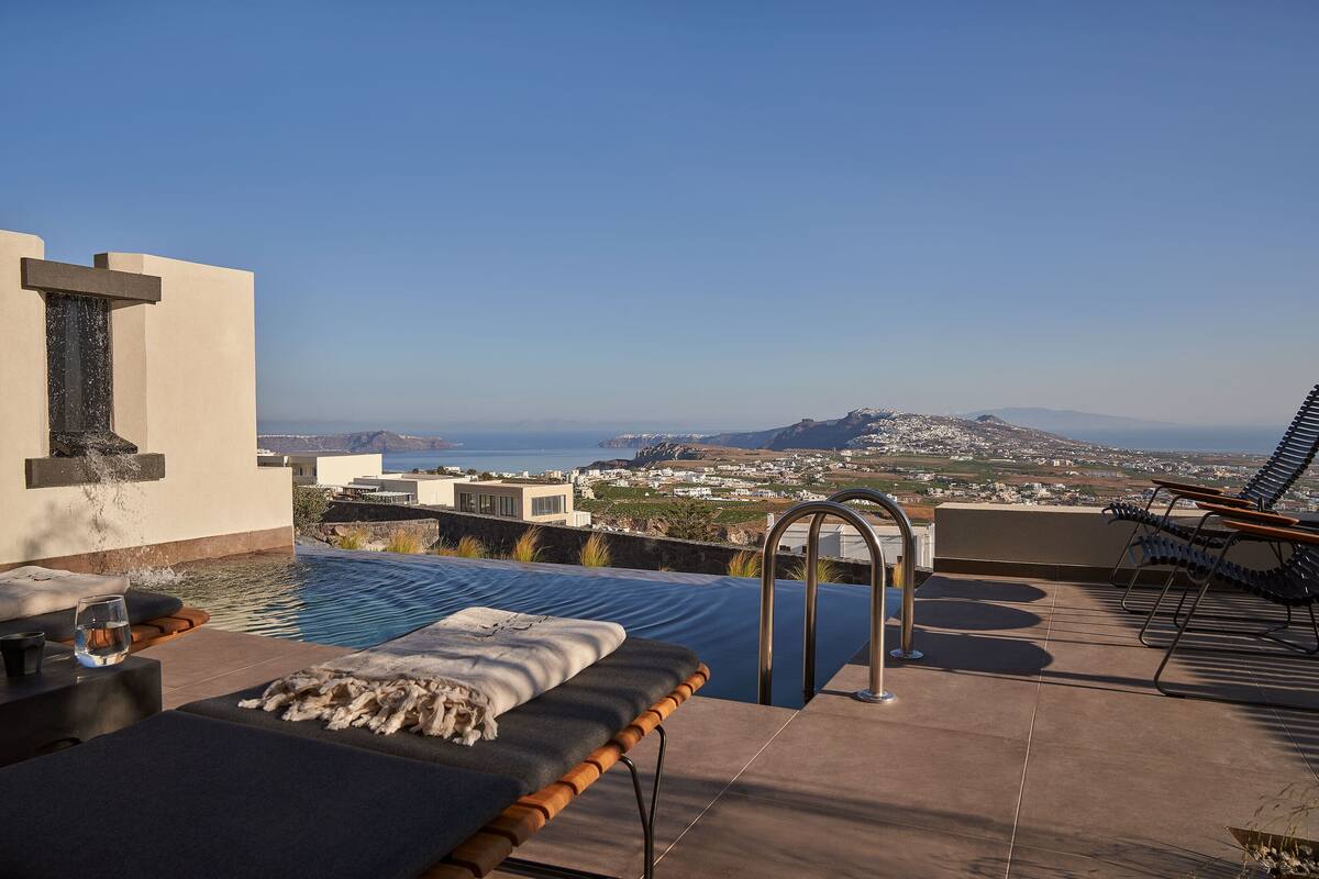 Supreme Two Bedroom Suite with Private Heated Pool and Caldera View | 테라스/파티오