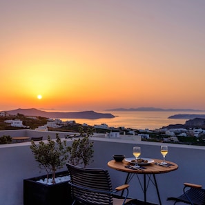 Honeymoon Suite with Outdoor Private Heated Jetted Tub and Sea View | Beach/ocean view
