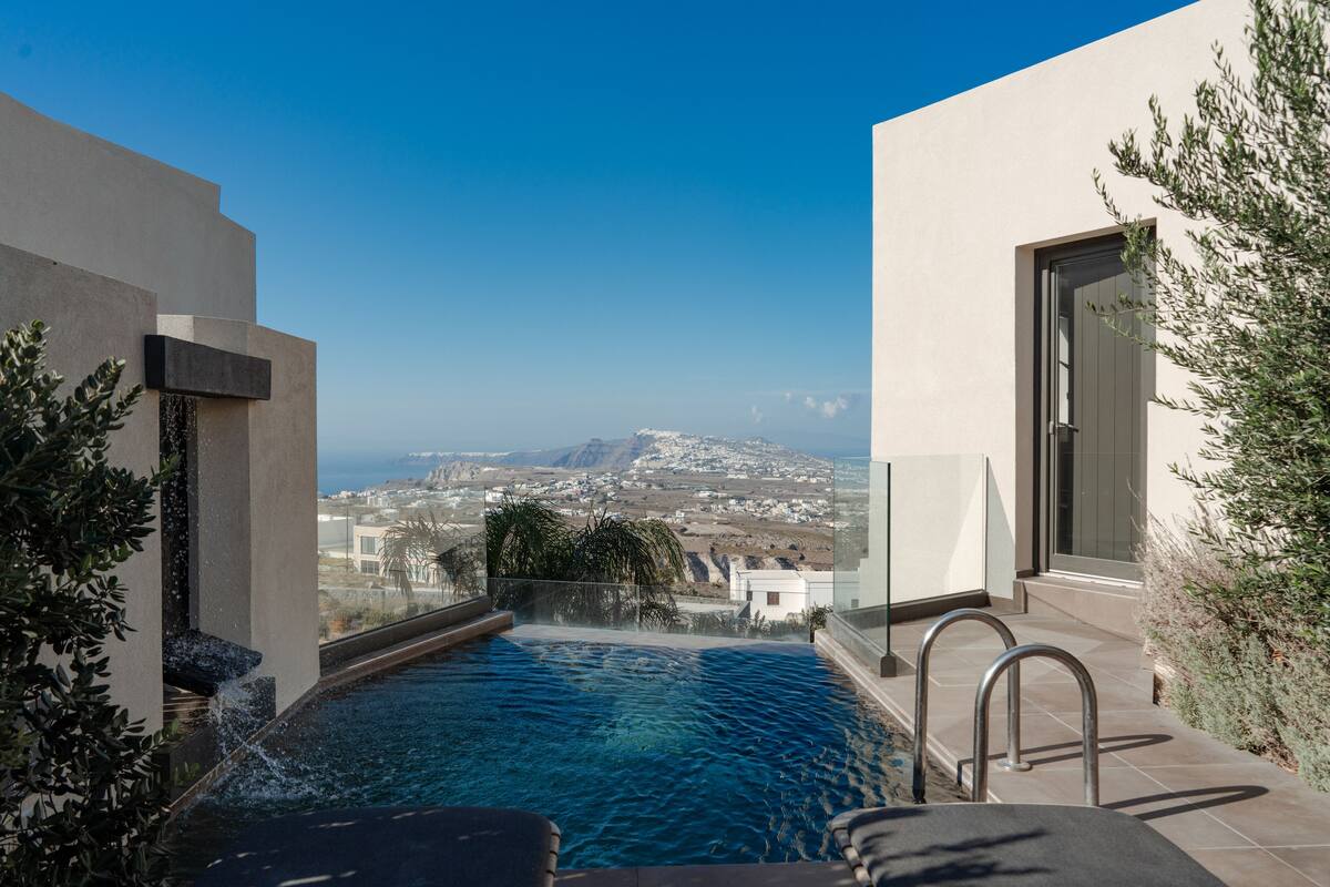 Elegant Two Bedroom Suite with Private Pool and Caldera View | 객실에서 보이는 전망