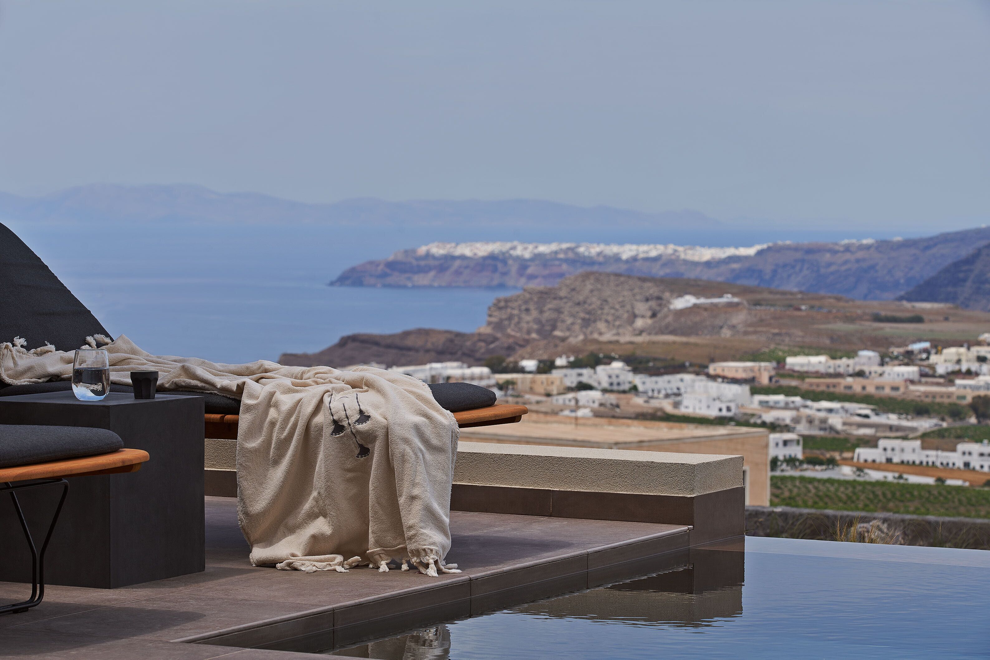 Executive Two Bedroom Suite with Private Heated Pool and Caldera View | 露台/庭院