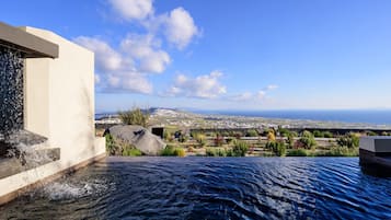 Deluxe Suite with Heated Pool and Caldera View | Private pool