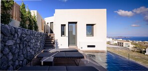 Apikia Two Bedroom Villa with Private Heated Pool and Panoramic View | Terrasse/Patio