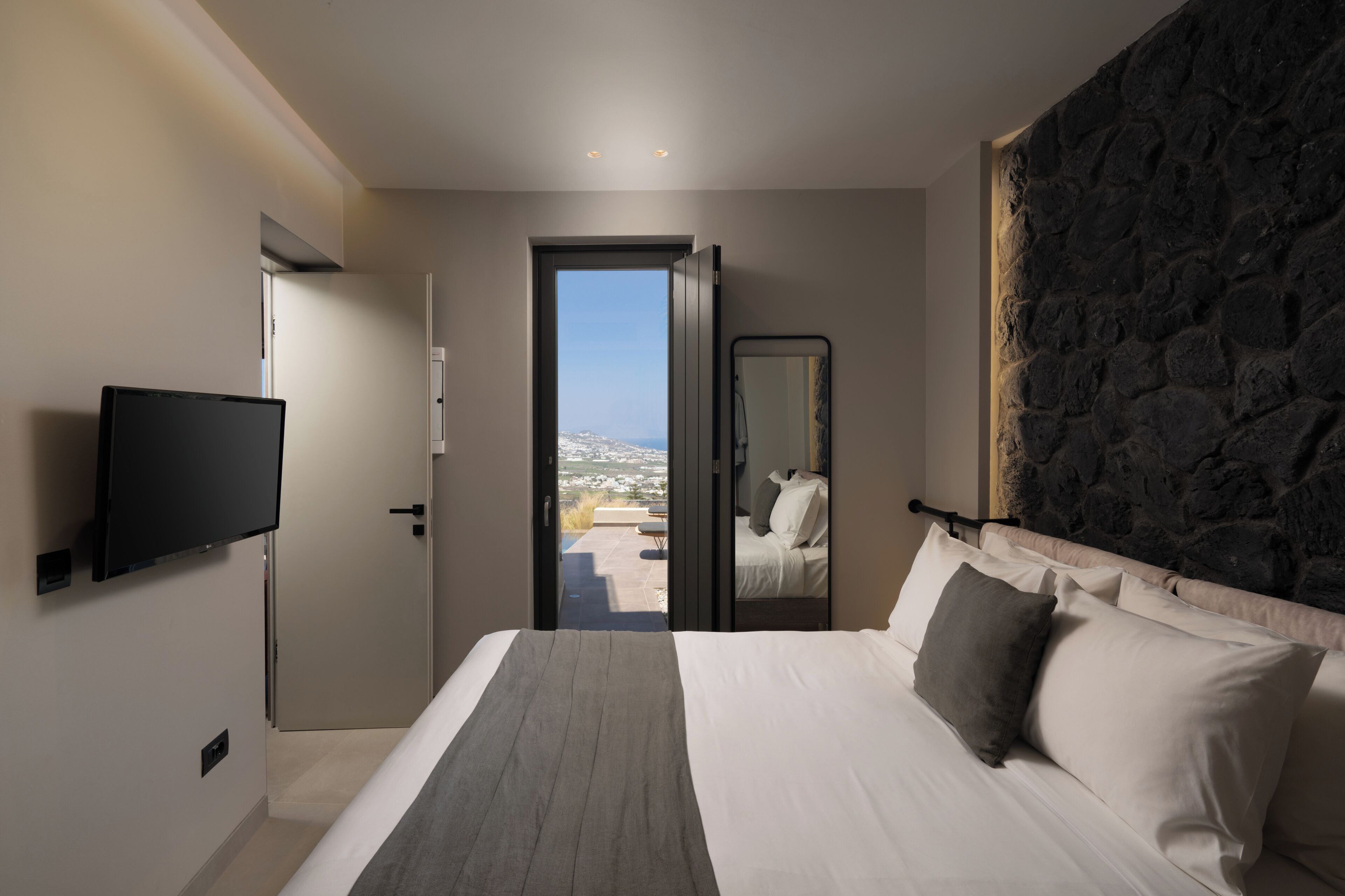 Deluxe Suite with Heated Pool and Caldera View | Egyptiska bomullslakan, sängtillbehör av högsta kvalitet och duntäcken