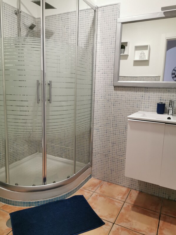 Dusche, Haartrockner, Handtücher, Toilettenpapier