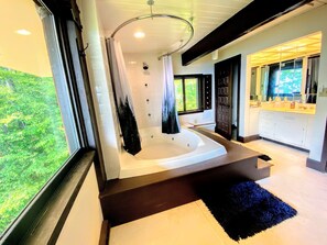 Nhà Premier, 4 phòng ngủ, quang cảnh núi, cạnh núi | Phòng tắm | Đồ dùng nhà tắm miễn phí, máy sấy tóc, xà phòng, dầu gội 