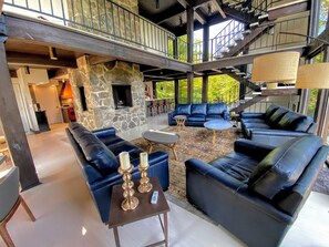 Maison « Premier », 4 chambres, vue montagne, côté montagne | Coin séjour | Télévision LCD, cheminée, Hulu, services de streaming