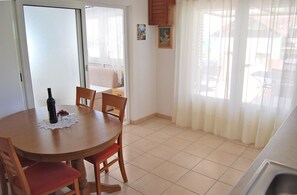 Apartment (One Bedroom Apartment with Terrace) | In-room dining - Apartment Lili (Supetar)