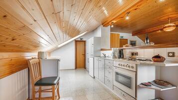 Fridge, oven, stovetop, coffee/tea maker