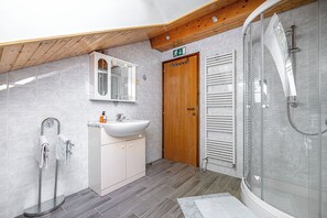 Honeymoon House, Multiple Bedrooms (House Mavko Near Lake Cerknica) | Bathroom - House Mavko Near Lake Cerknica (Cerknica)